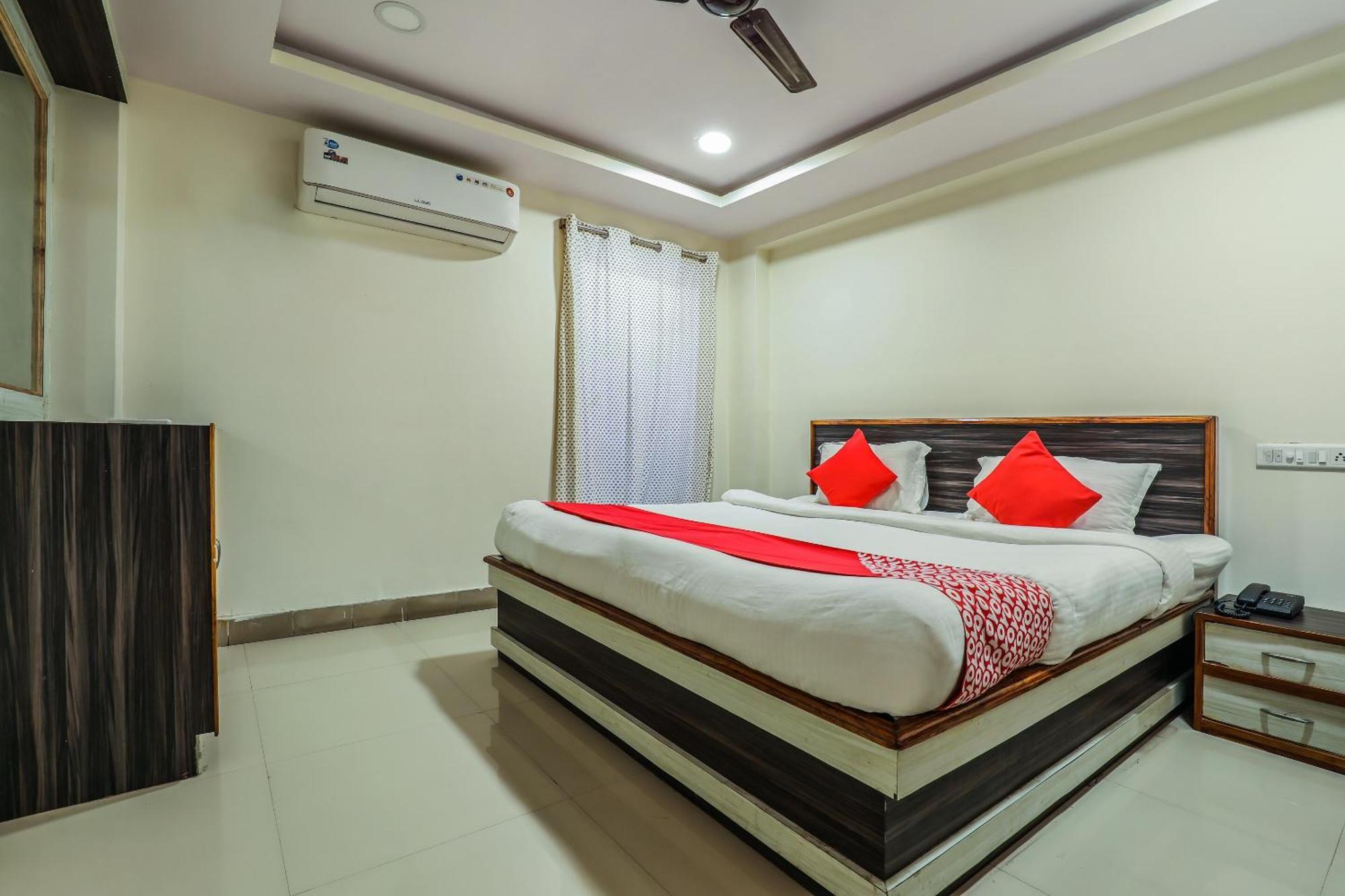 Oyo Hotel Crystal Warangal Exterior foto